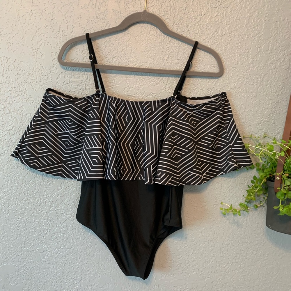 New without Tags Cute off-shoulder Black & White Swimsuit, Size Large 🐬